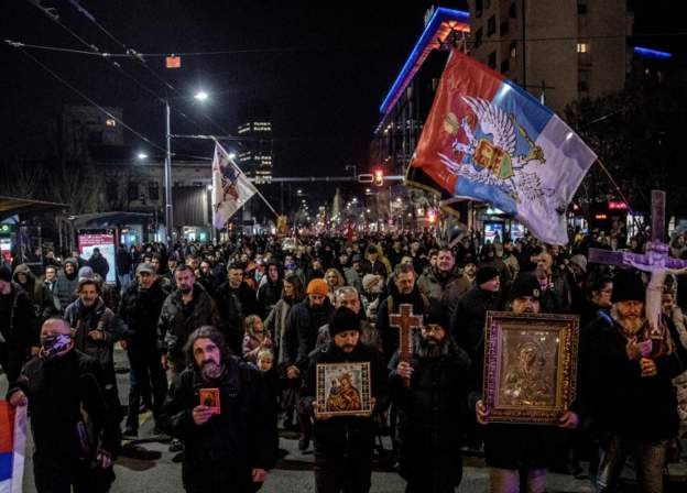 Milhares marcham na Sérvia em apoio à invasão da Rússia na Ucrânia