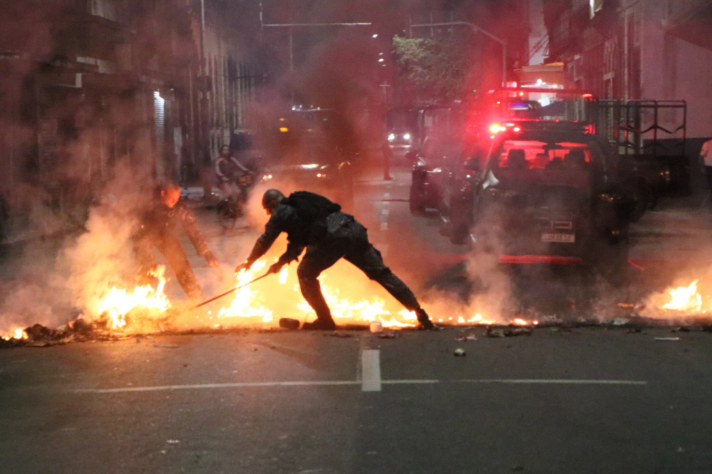 População protesta depois de jovem ser baleado por policiais no Rio