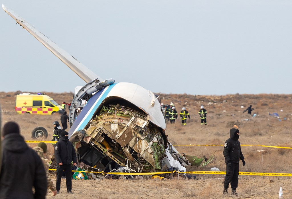 Azerbaijão afirma que Rússia prometeu punir os responsáveis pelo acidente com avião da Embraer que caiu no Cazaquistão