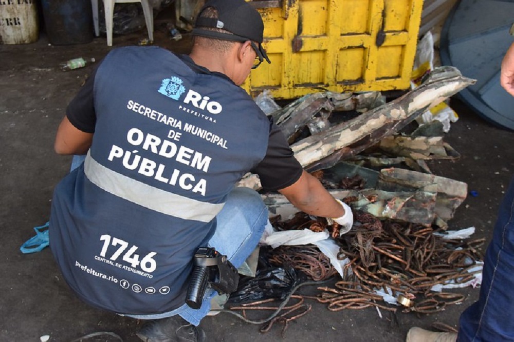 Prefeitura do Rio apreende 155 quilos de cobre e uma arma em ferro-velho clandestino na Zona Norte