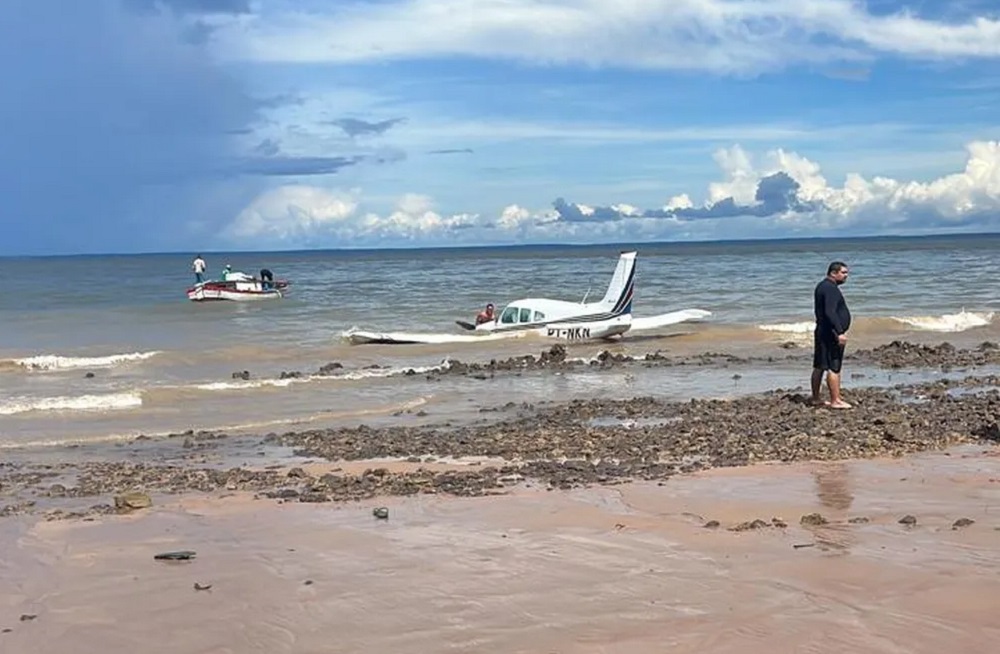 Avião faz pouso forçado em praia em São Luís; quatro são resgatados