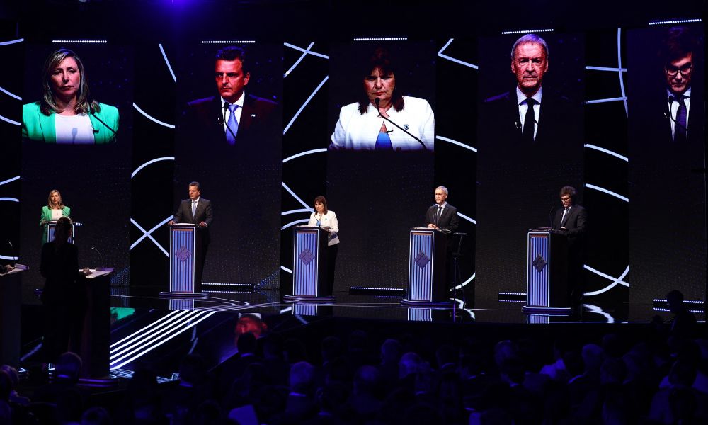 Problemas econômicos e ataques a candidato peronista dominam primeiro debate presidencial na Argentina