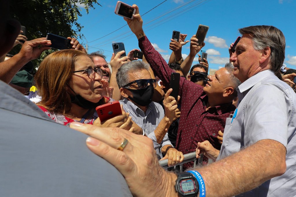 Bolsonaro culpa ‘fique em casa’ por inflação e critica governadores em visita ao Ceará