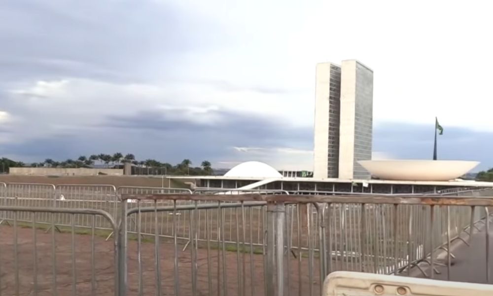 Petistas e bolsonaristas estarão separados por apenas 350 metros durante a apuração em Brasília
