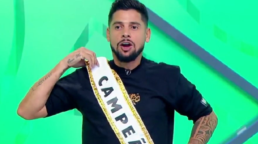 Ídolo do São Paulo, Cicinho provoca o Flamengo e veste faixa de campeão da Copa do Brasil