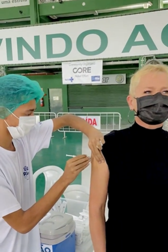 Xuxa recebe a primeira dose da vacina contra Covid-19 e se emociona: ‘Chegou meu dia’