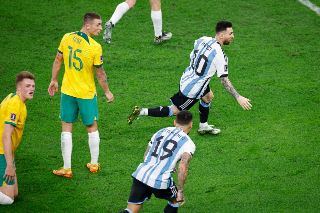 Com Messi decidindo em seu milésimo jogo, Argentina bate Austrália e vai enfrentar a Holanda nas quartas