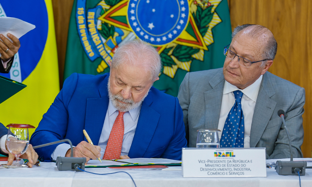 Com custo anual de R$ 13,8 bilhões, Lula sanciona reajuste salarial de 9% para os servidores públicos