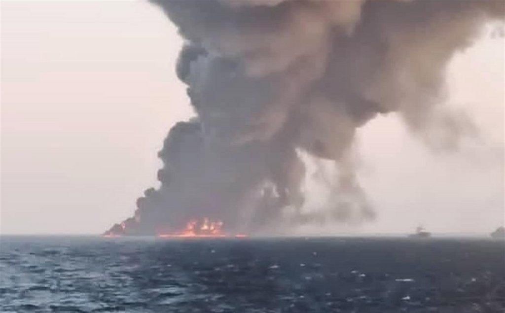 Maior navio da Marinha do Irã afunda após incêndio no Golfo de Omã