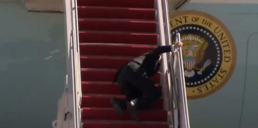 Joe Biden tropeça três vezes e cai ao subir no avião presidencial; veja vídeo