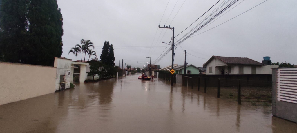 Governo de Santa Catarina coloca 82 cidades em estado de emergência por causa das chuvas