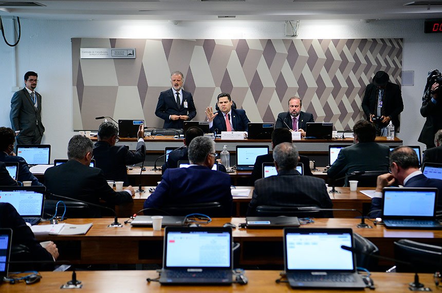 Comissão do Senado aprova ampliação do teto em R$ 145 bi para custear Auxílio Brasil
