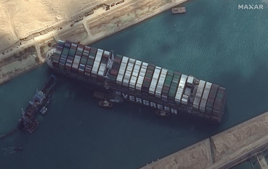 Mais de 230 embarcações aguardam desbloqueio do Canal de Suez