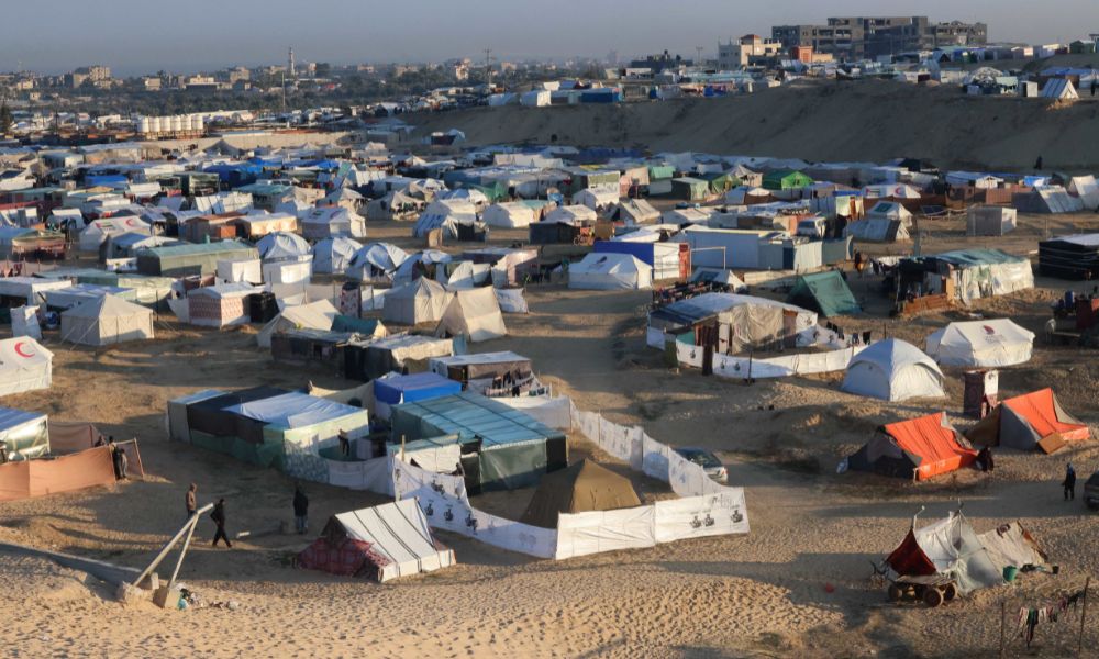 Deslocados em Gaza vivem em tendas improvisadas e lutam contra o frio queimando plásticos