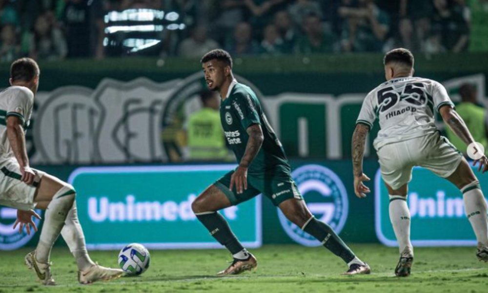 Ponte Preta negocia com ex-jogador do Goiás para reforçar equipe em 2024