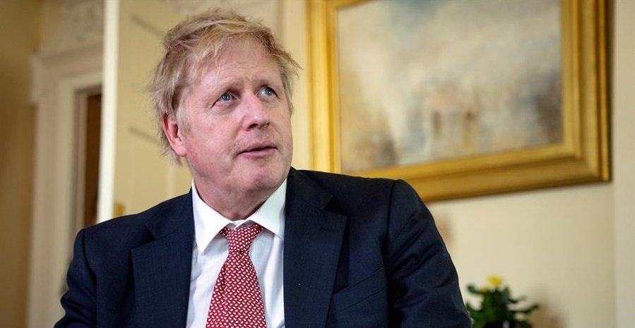 Boris Johnson anuncia novo confinamento e fecha escolas