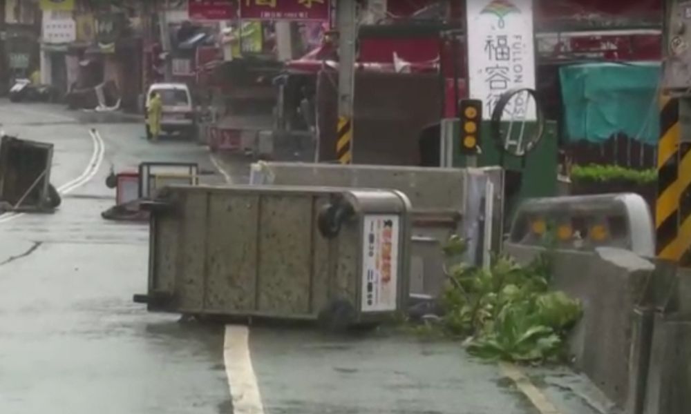 Tufão Koinu atinge Taiwan, deixa um morto, 200 voos cancelados e escolas fechadas