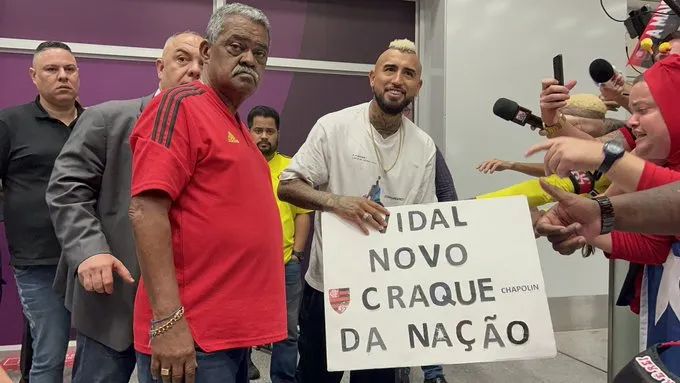 Vidal é recepcionado por flamenguistas em aeroporto no Rio: ‘Muito feliz’