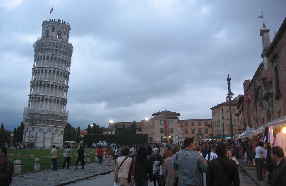 Torre de Pisa completa 850 anos com shows, projeções de filmes e exposições