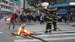 Após reintegração de posse, manifestantes colocam fogo em colchões e interditam vias no Centro de São Paulo