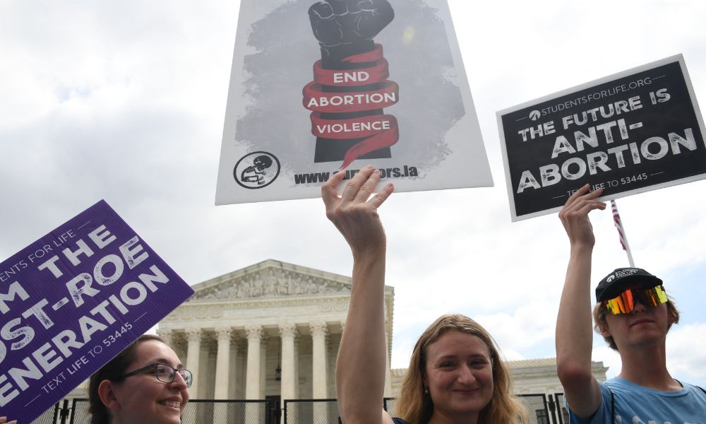 Suprema Corte dos EUA reverte legalização do aborto e acaba com 50 anos de proteções constitucionais