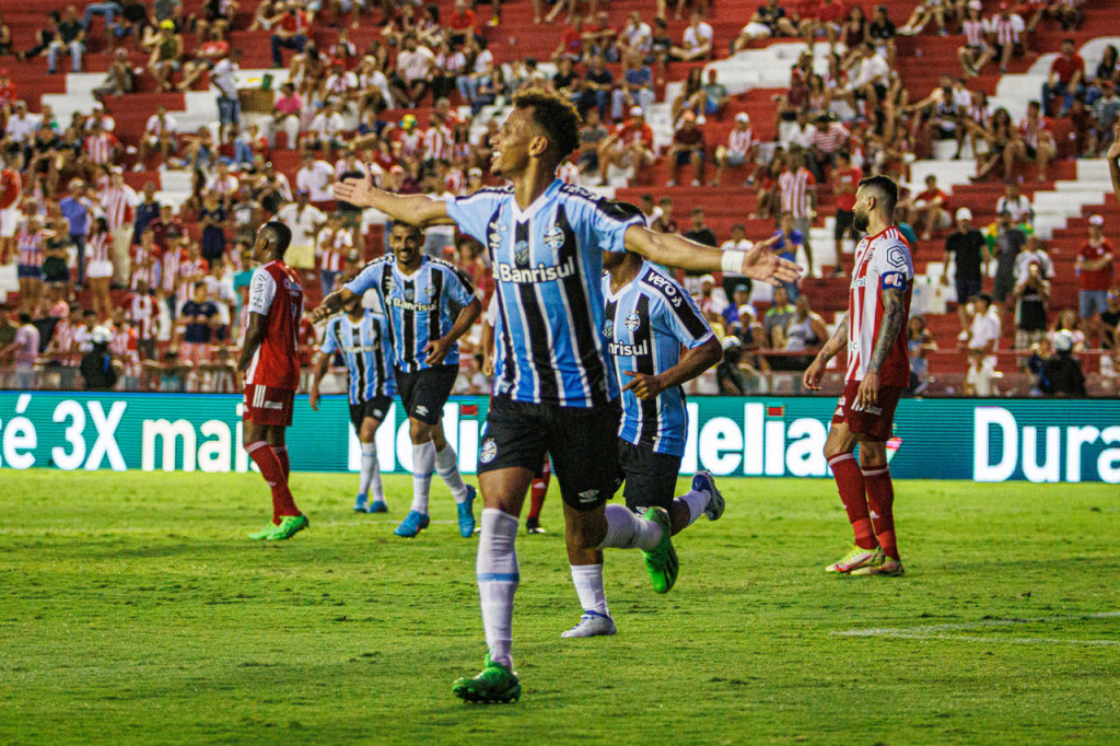 Grêmio faz 3 a 0 no Náutico e garante volta à Série A do Campeonato Brasileiro