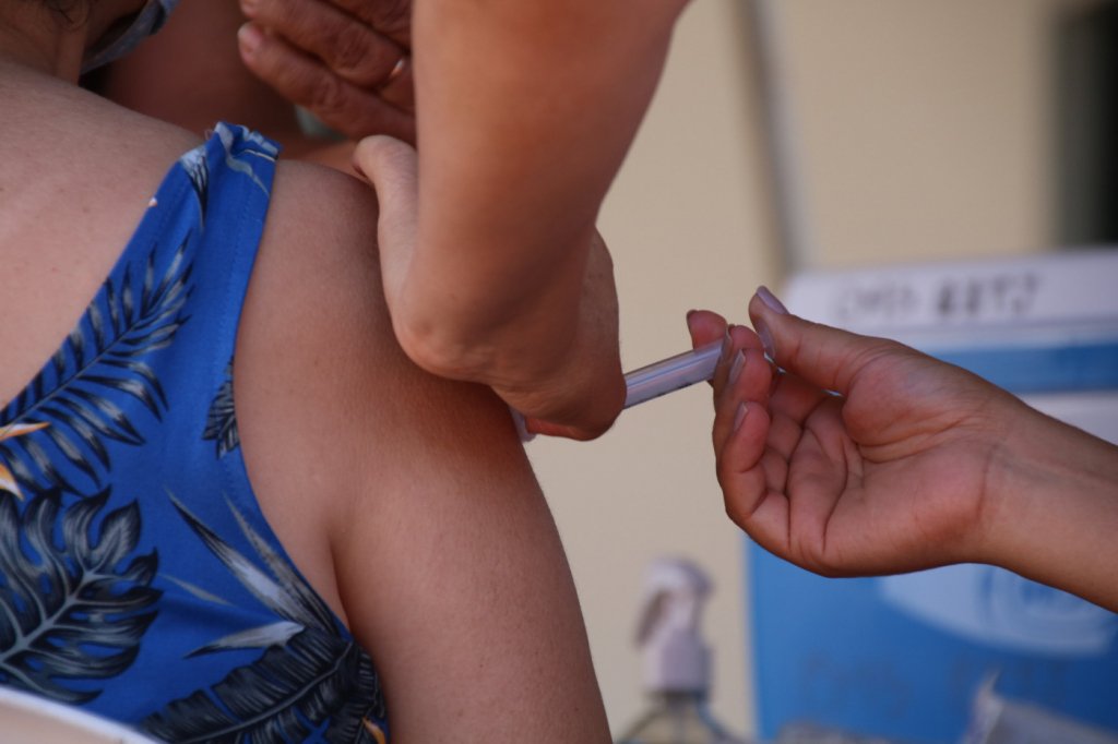Brasileiros relatam remarcação e local fechado ao tentar tomar segunda dose da vacina na data agendada