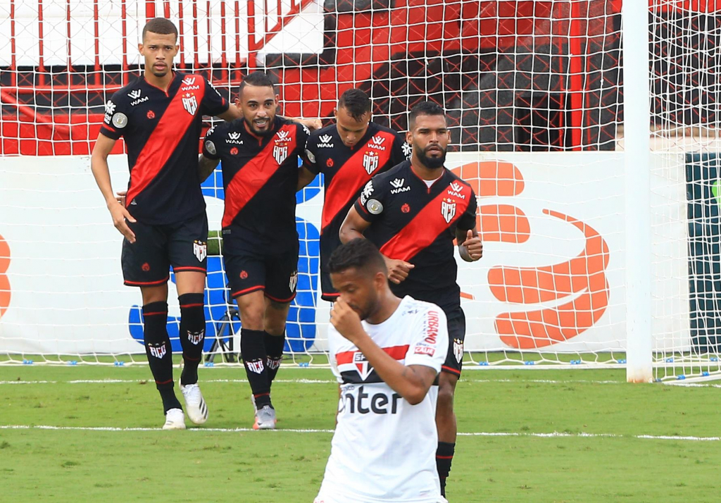 São Paulo perde para o Atlético-GO e fica mais longe do título do Brasileirão