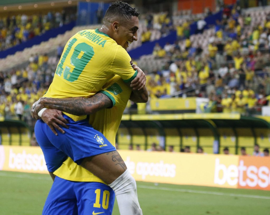 Com dois de Raphinha, Brasil goleia o Uruguai por 4 a 1 nas eliminatórias