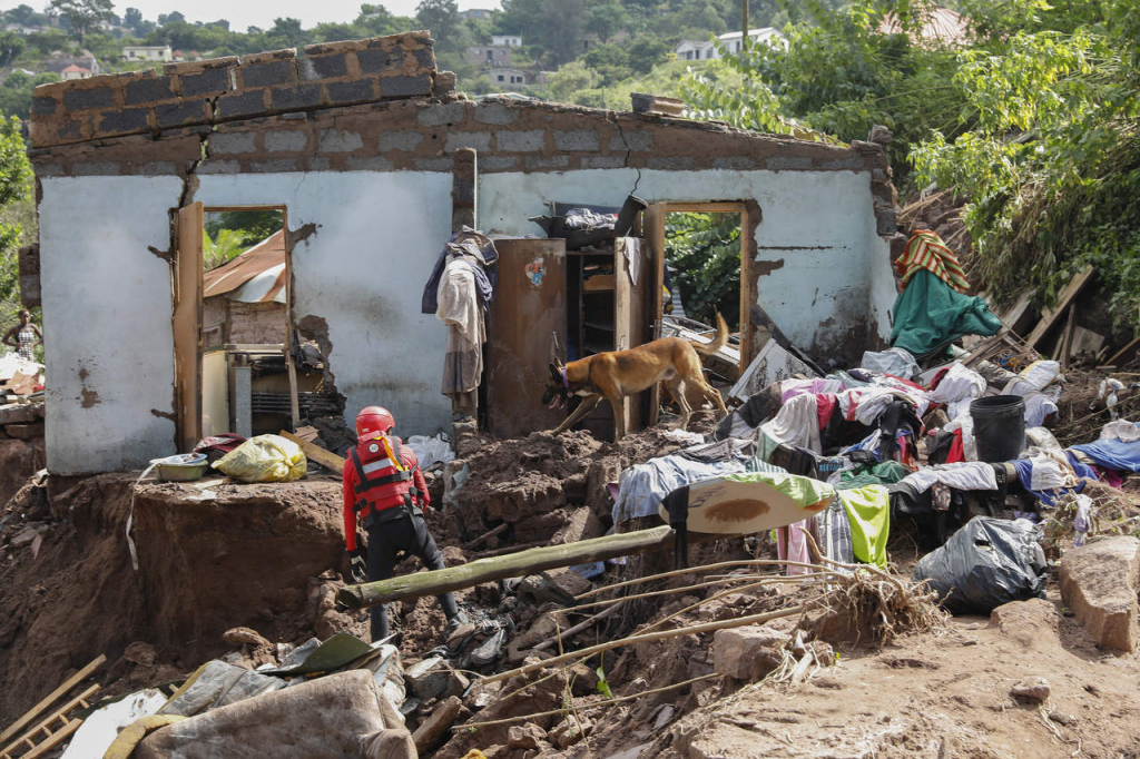 Número de mortos por enchentes na África do Sul chega a 433; outros 63 estão desaparecidos
