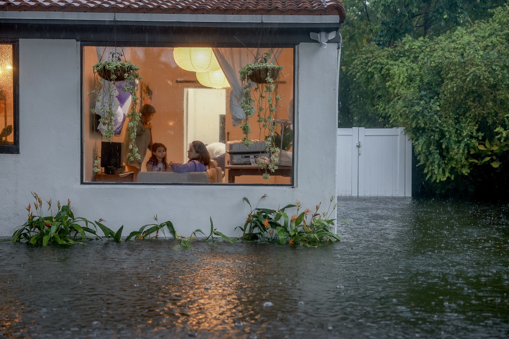 Voos são cancelados e moradores deixam suas casas após inundações na Flórida; governador decreta emergência