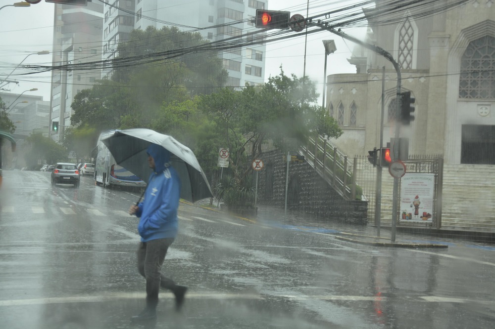 Ciclone extratropical pode atingir o Rio Grande do Sul na véspera de Natal