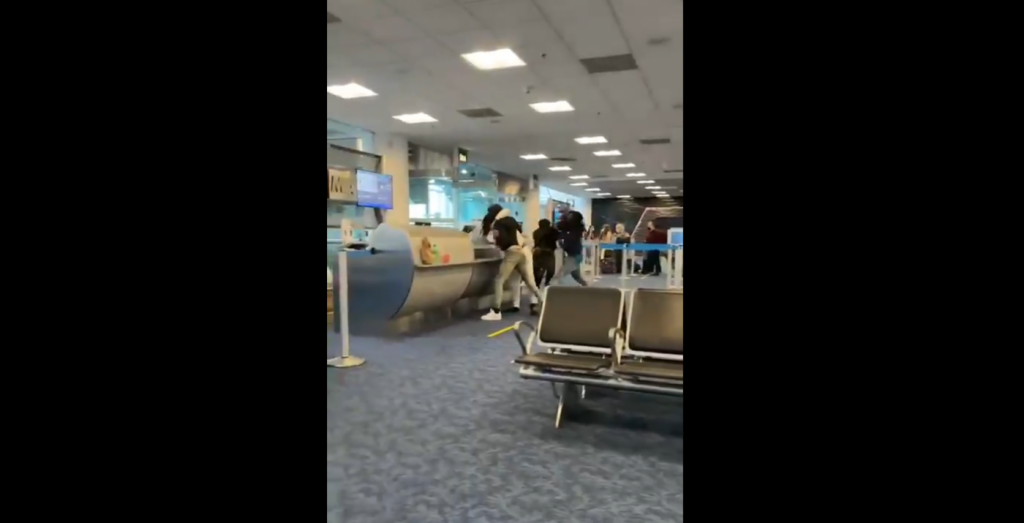 Passageiros se envolvem em briga generalizada no Aeroporto de Miami; veja vídeo