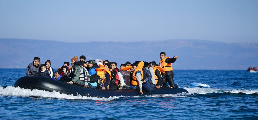 Quase 700 migrantes resgatados na costa da Itália; cinco são encontrados mortos
