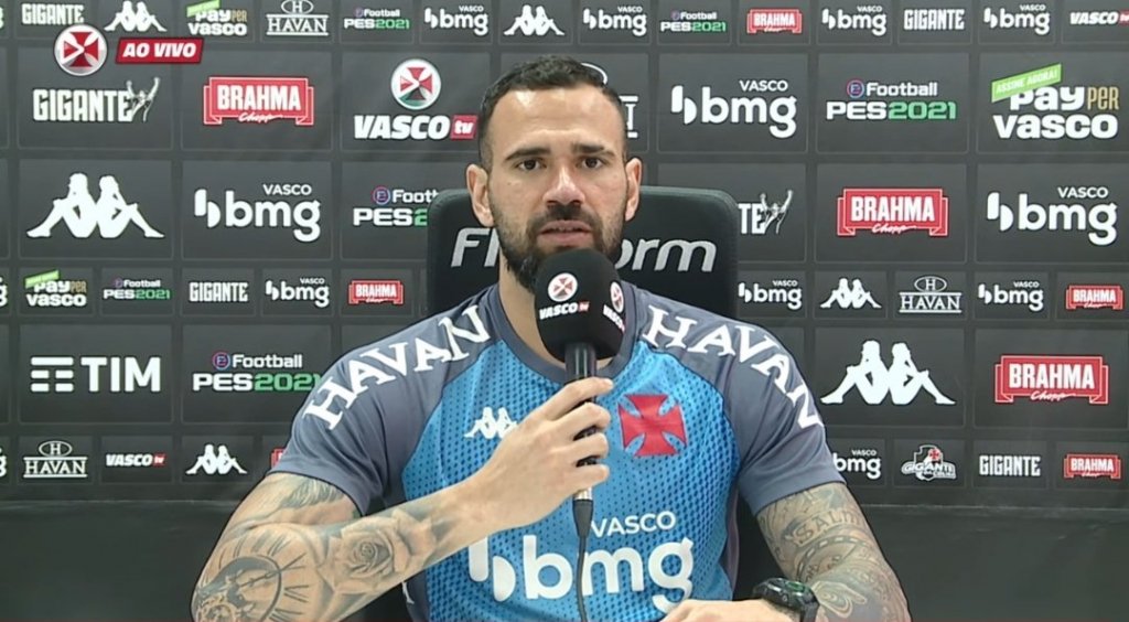 Leandro Castan diz que foi obrigado pelo Vasco a usar camisa com arco-íris