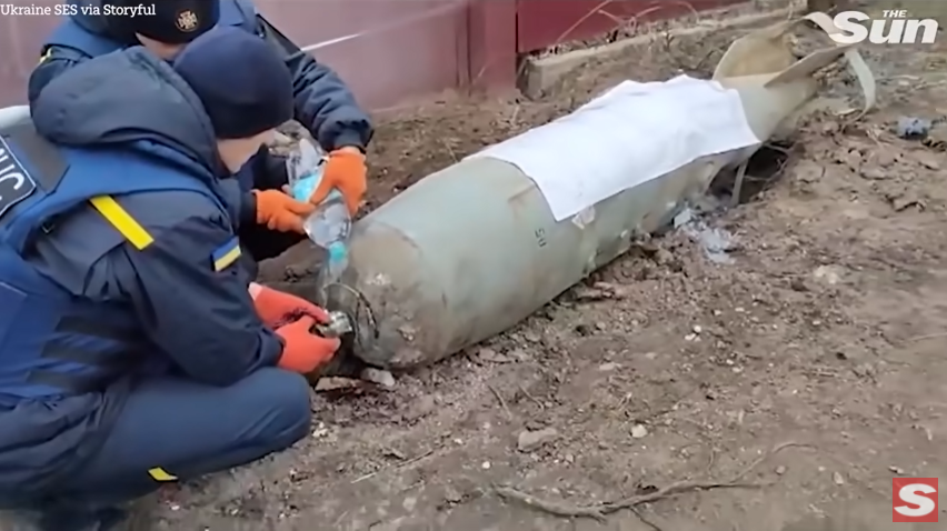 Especialistas do Exército da Ucrânia desarmam bomba que não explodiu; assista