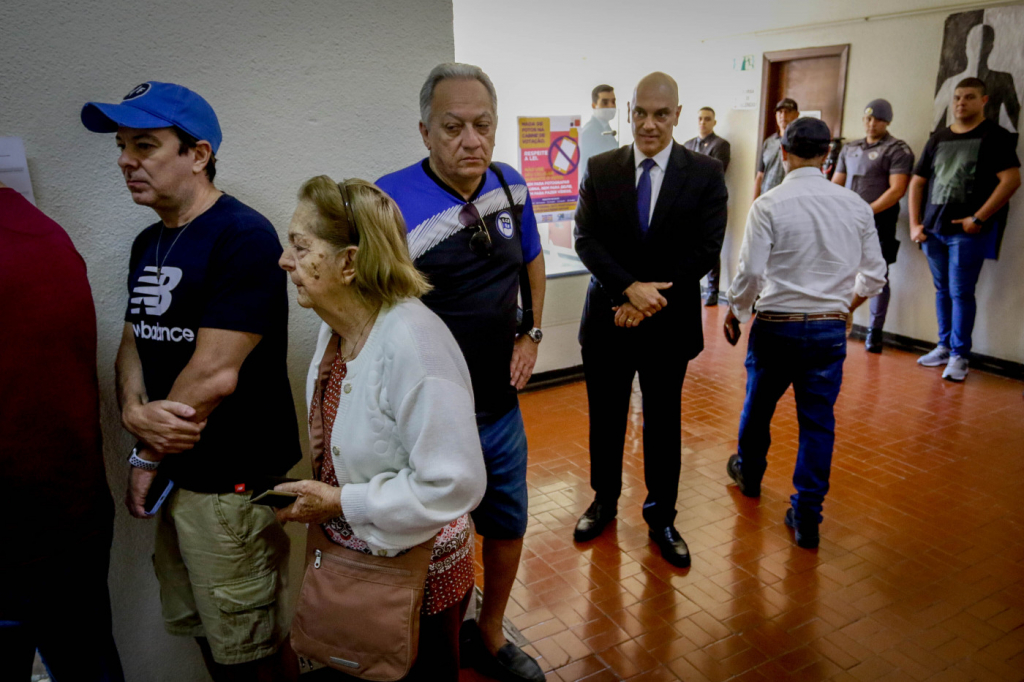 Alexandre de Moraes fica em fila para votar após urna eletrônica dar problema
