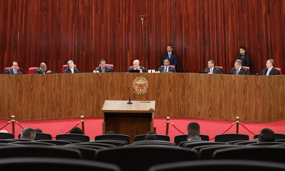 TSE tem 3 votos pela inelegibilidade de Bolsonaro; julgamento será retomado nesta sexta
