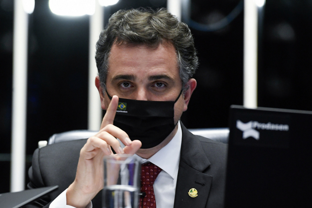 Presidente do Congresso defende cumprimento de indulto cedido por Bolsonaro a Daniel Silveira