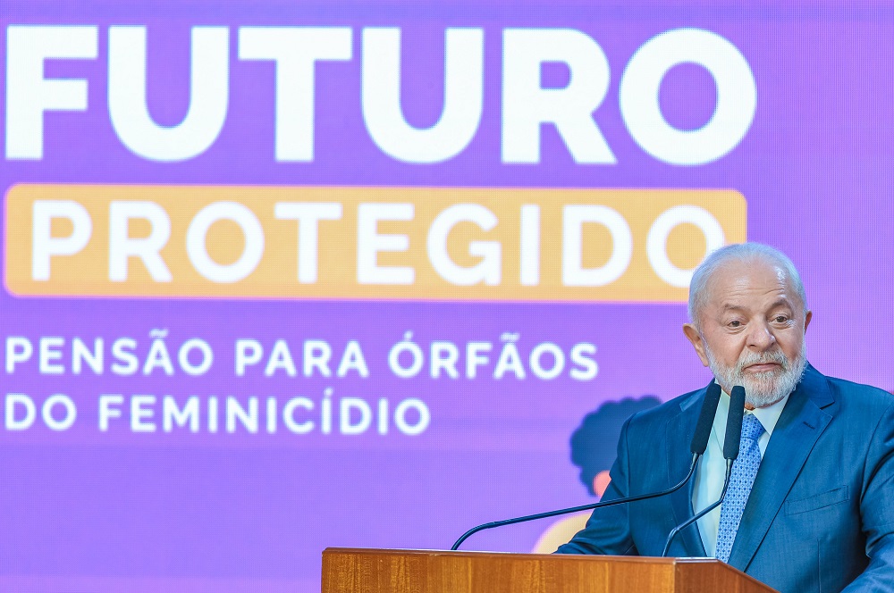 Lula sanciona pensão para órfãos do feminicídio e diz que se enganou ao achar que violência cairia com Lei Maria da Penha