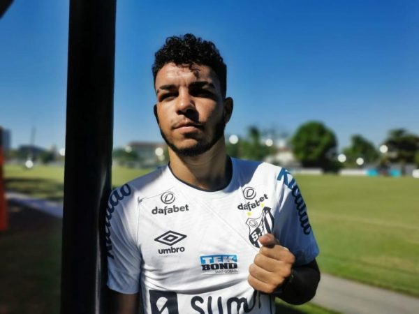Santos anuncia contratação por empréstimo de lateral Moraes