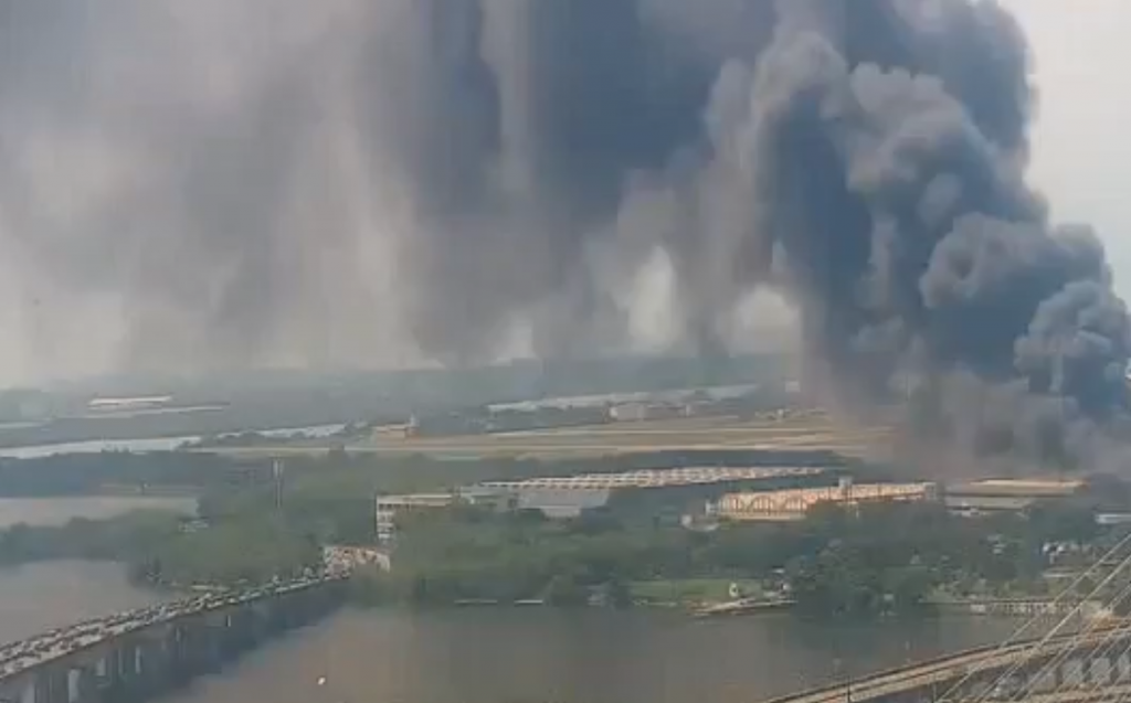 Incêndio atinge terminal de carga do Aeroporto do Galeão, no Rio de Janeiro; veja vídeos