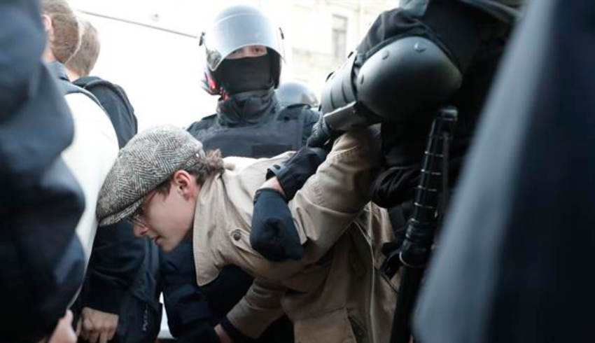 Mais de 740 pessoas são presas em 2º protesto na Rússia