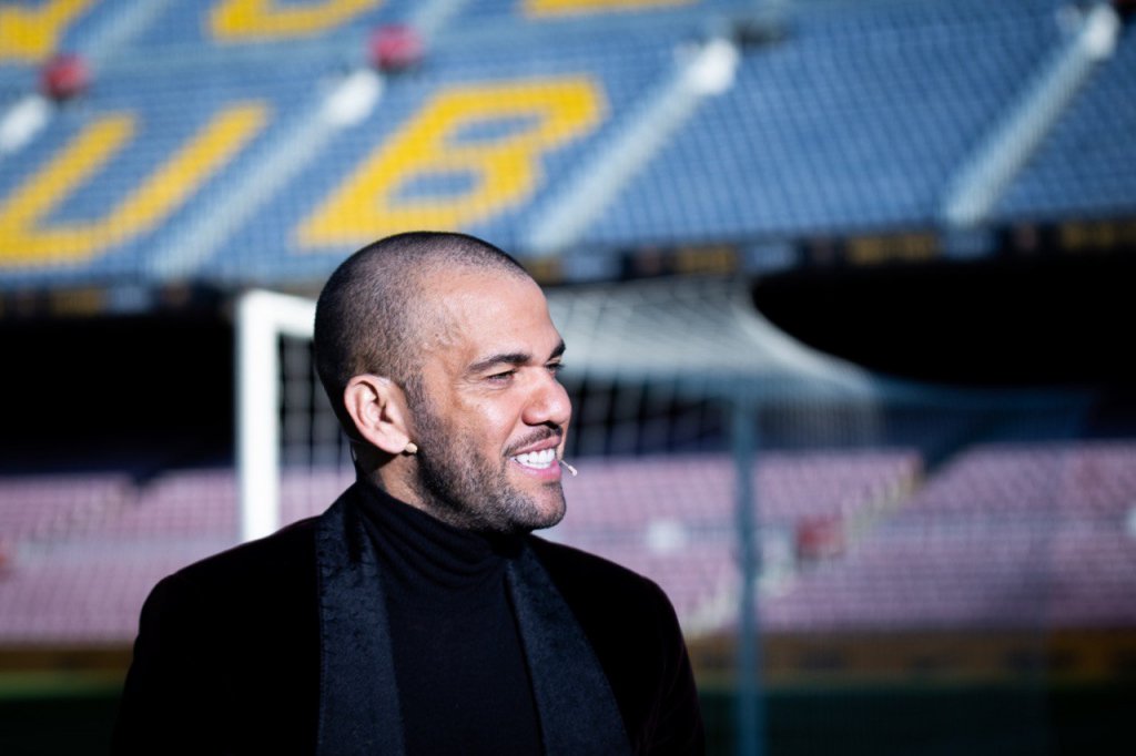 De chinelo, Daniel Alves é apresentado no Barcelona para mais de 10 mil pessoas: ‘Inesquecível’