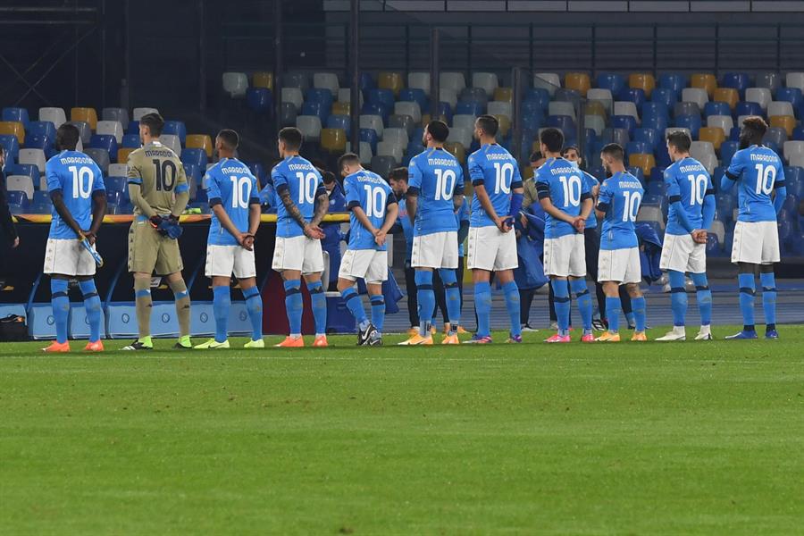Torcedores e jogadores do Napoli se unem em homenagem a Maradona