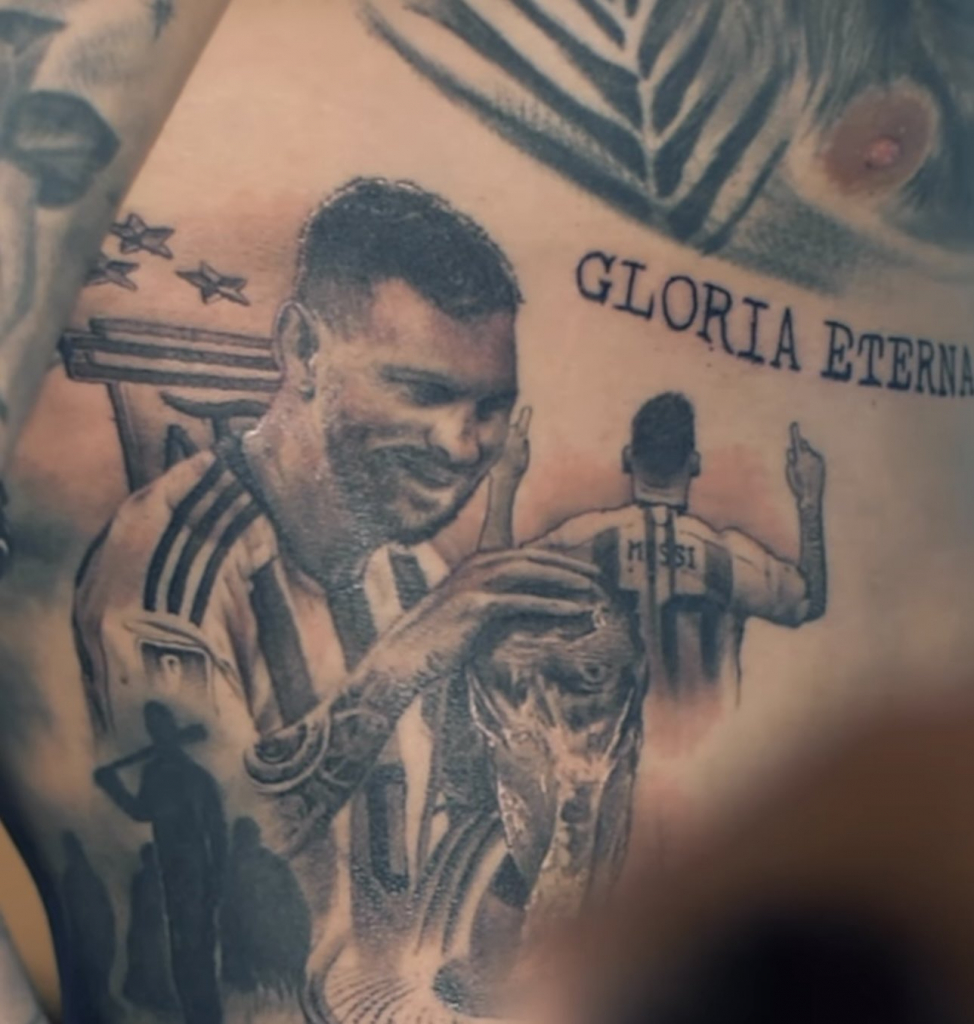 Otamendi faz tatuagem de Messi e recebe agradecimento do craque: ‘Especial’