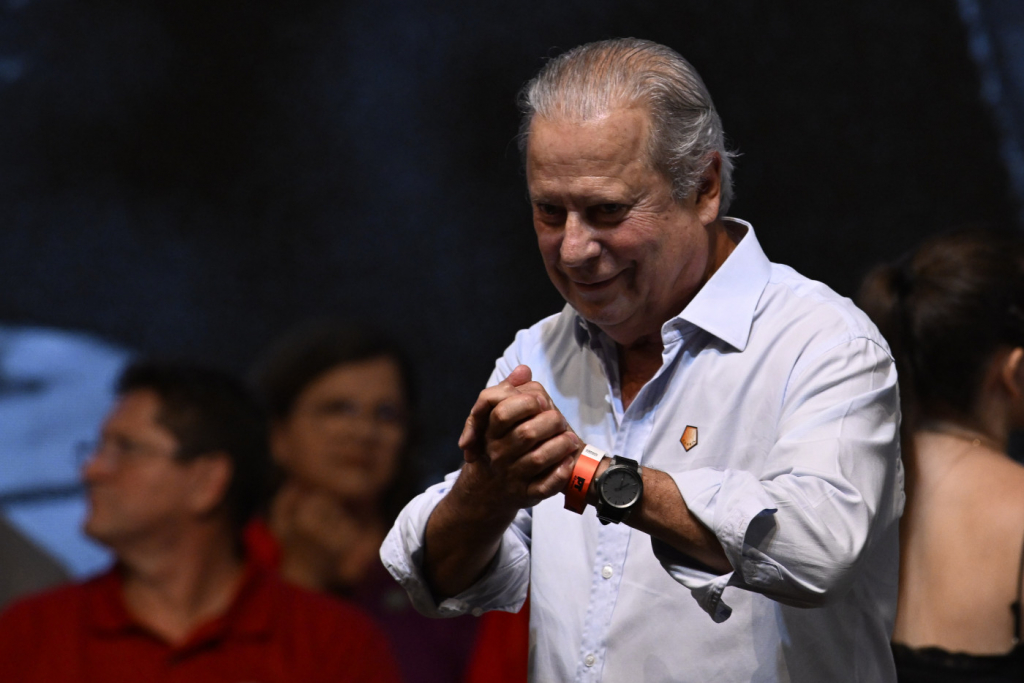 Ex-ministro José Dirceu é internado com pneumonia em São Paulo