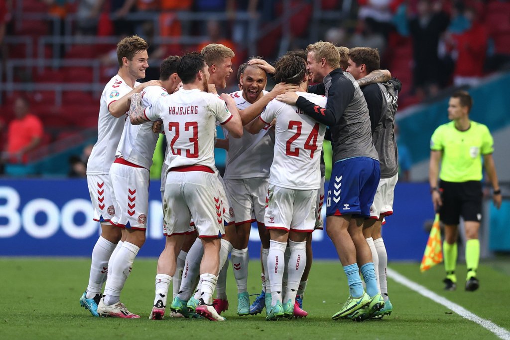 Dinamarca domina, vence País de Gales por 4 a 0 e avança às quartas de final da Eurocopa