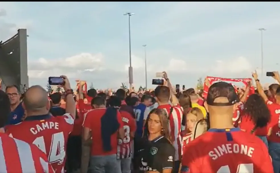 Grupo de torcedores do Atlético de Madrid faz cânticos racistas contra Vinicius Junior; assista