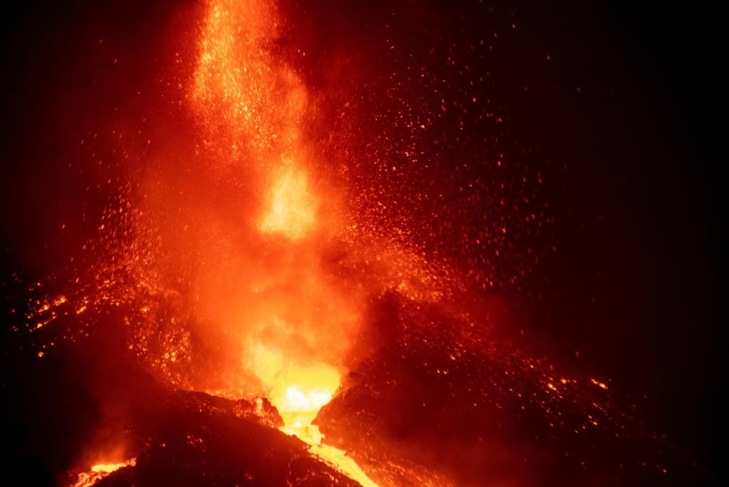 Parte do cone principal do vulcão Cumbre Vieja colapsa e fluxo da lava aumenta